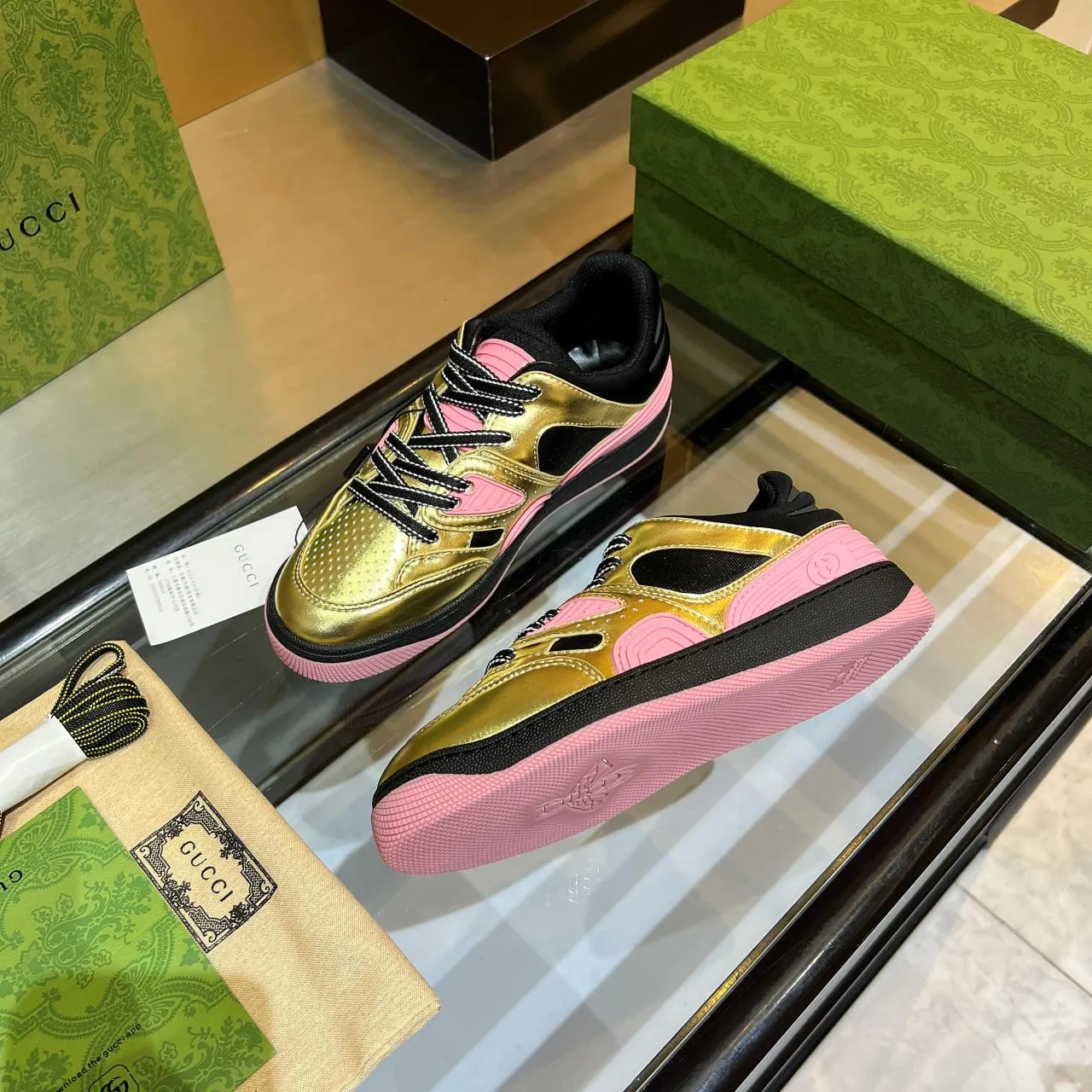 👟👟Ex-factory price 600👟👟 Men's size +10 high version, the top version of 2022 Gucci low-top sneakers! The new colors are reproduced one to one. New style for early spring, creating a perfect style💣💣💣street style🔥🔥🔥cool and trendy C-level fashionable outfit with a retro and futuristic feel🌹🌹🌹classic boot shape + British color-blocking design, super eye-catching. Various leather splicing, original reverse mold last type, imported high-end knitting needles showing exquisite texture! Open mold to customize high-density TPU outsole. 15 colors come out first. Size: Female 35-41 Male 39-46